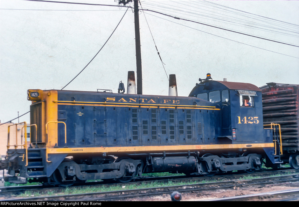 ATSF 1425, EMD SW9 ex ATSF 2425 at GTW Eldston Yard